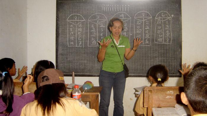 Guru bantu P-WEC sedang mengajar matematika pada siswa-siswi SDN 3 Kucur